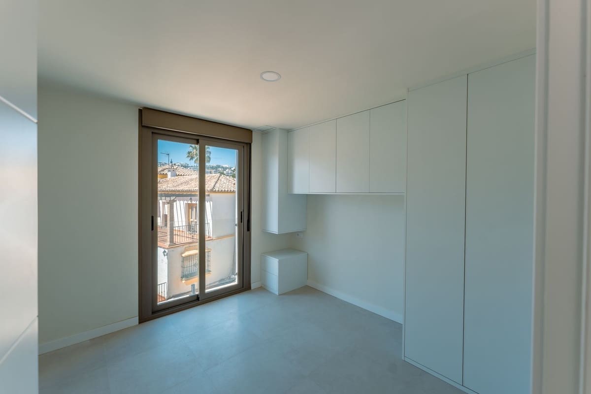 2 Zimmer Apartment zu verkaufen in Estepona mit Pool Garage - 495.000 € (Ref: 9804887)
