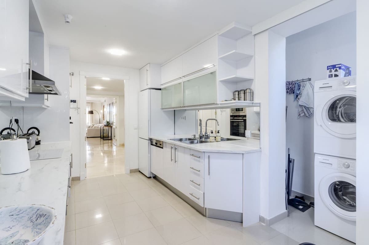 2 bedroom Apartment for holiday rental in Nueva Andalucia with pool garage - € 2,000 (Ref: 9810949)