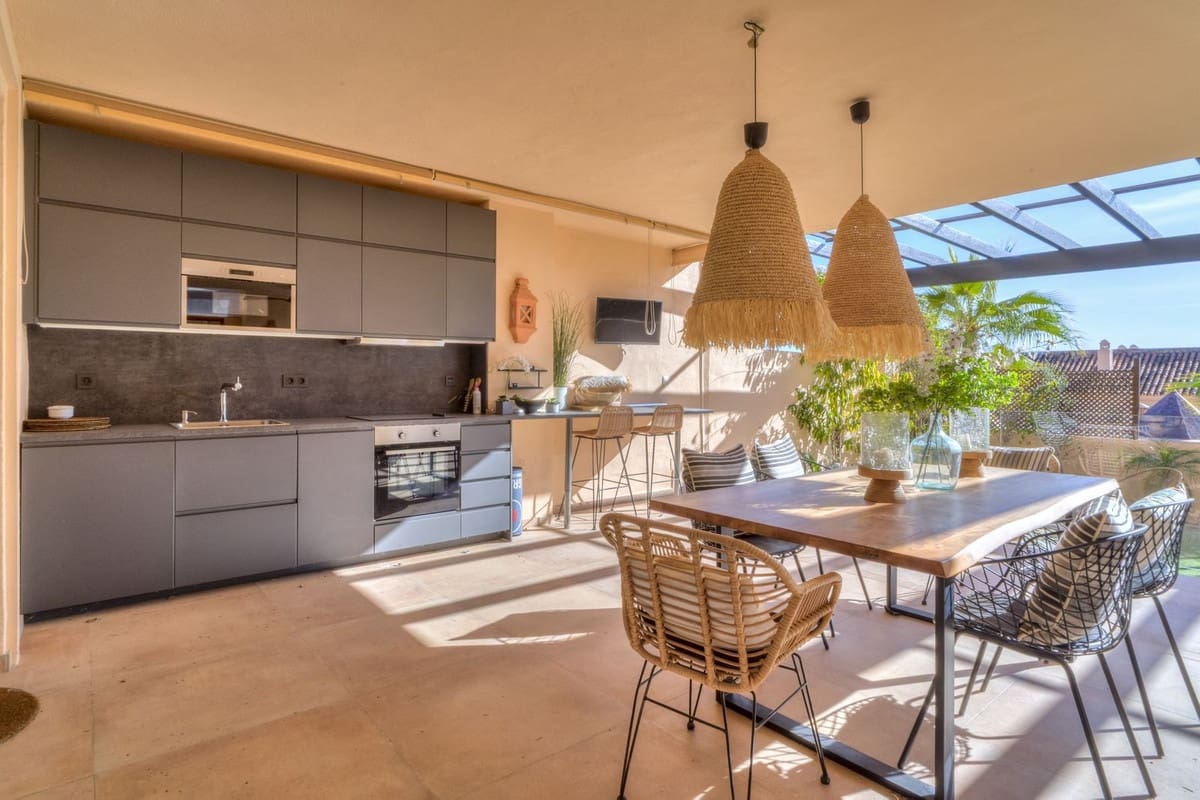 2 bedroom Apartment for holiday rental in Nueva Andalucia with pool garage - € 2,000 (Ref: 9810949)