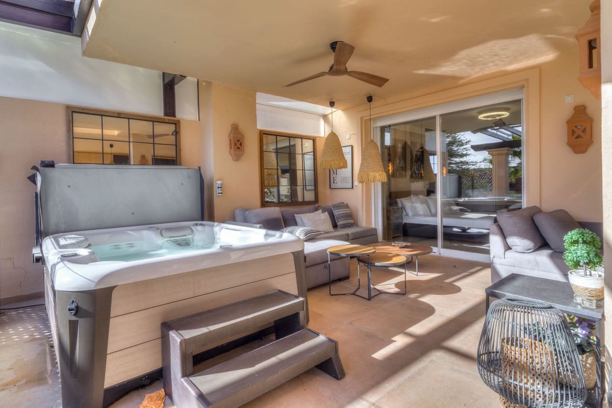 2 bedroom Apartment for holiday rental in Nueva Andalucia with pool garage - € 2,000 (Ref: 9810949)