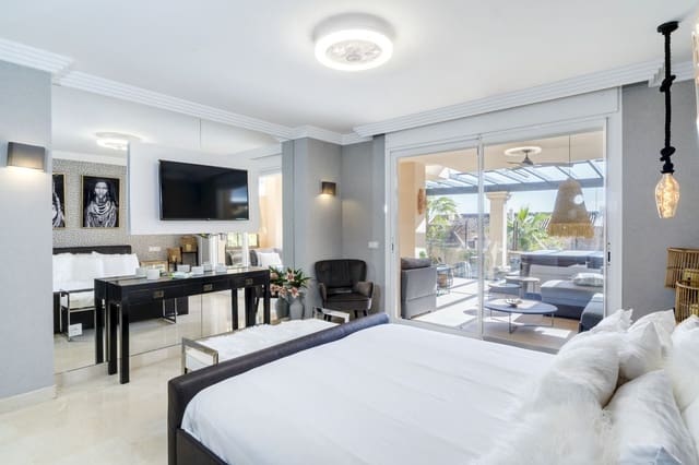 2 bedroom Apartment for holiday rental in Nueva Andalucia, Marbella with pool garage - € 2,000 (Ref: 9810949)