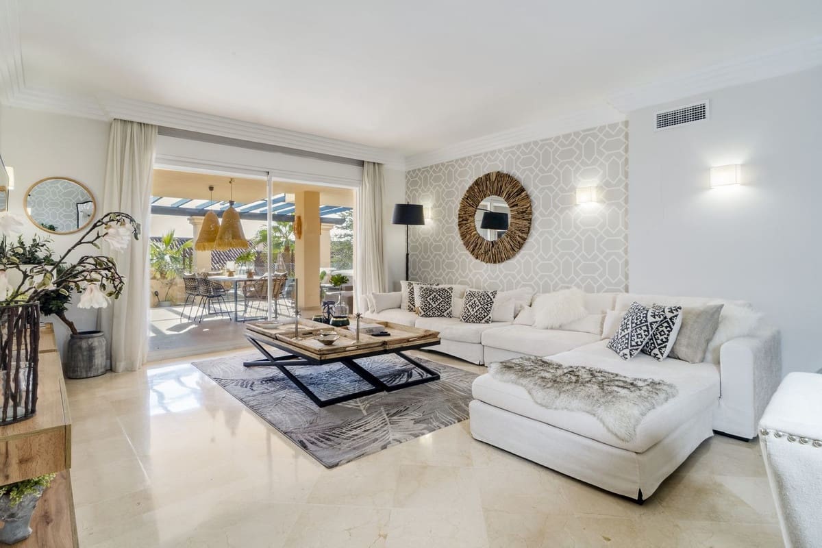 2 bedroom Apartment for holiday rental in Nueva Andalucia with pool garage - € 2,000 (Ref: 9810949)