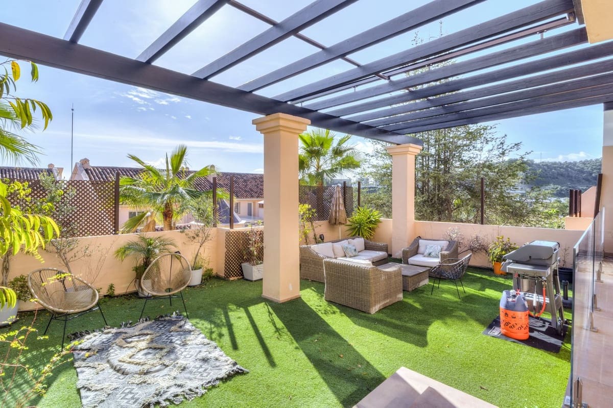 2 bedroom Apartment for holiday rental in Nueva Andalucia with pool garage - € 2,000 (Ref: 9810949)
