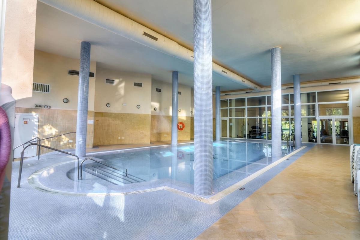 2 bedroom Apartment for holiday rental in Nueva Andalucia with pool garage - € 2,000 (Ref: 9810949)