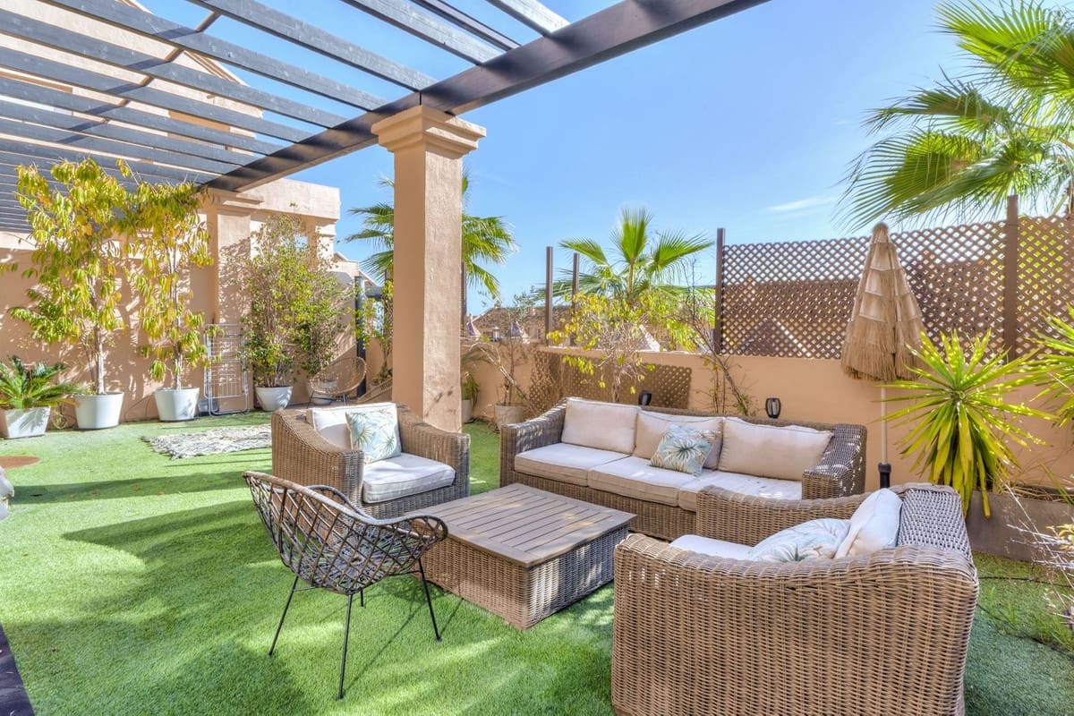2 bedroom Apartment for holiday rental in Nueva Andalucia with pool garage - € 2,000 (Ref: 9810949)