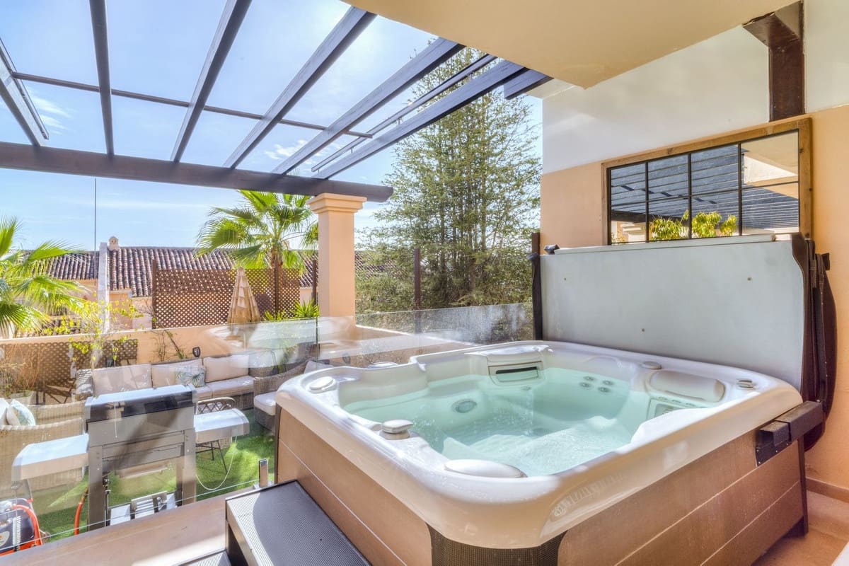 2 bedroom Apartment for holiday rental in Nueva Andalucia with pool garage - € 2,000 (Ref: 9810949)