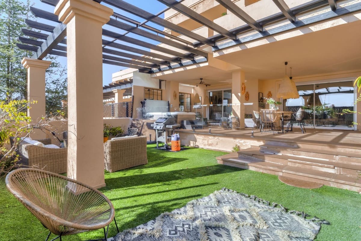 2 bedroom Apartment for holiday rental in Nueva Andalucia with pool garage - € 2,000 (Ref: 9810949)