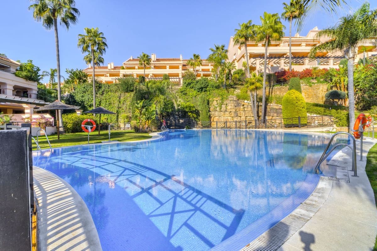 2 bedroom Apartment for holiday rental in Nueva Andalucia with pool garage - € 2,000 (Ref: 9810949)