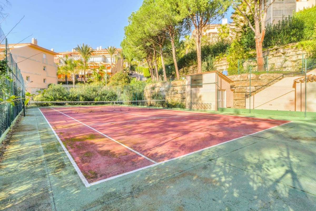 2 bedroom Apartment for holiday rental in Nueva Andalucia with pool garage - € 2,000 (Ref: 9810949)