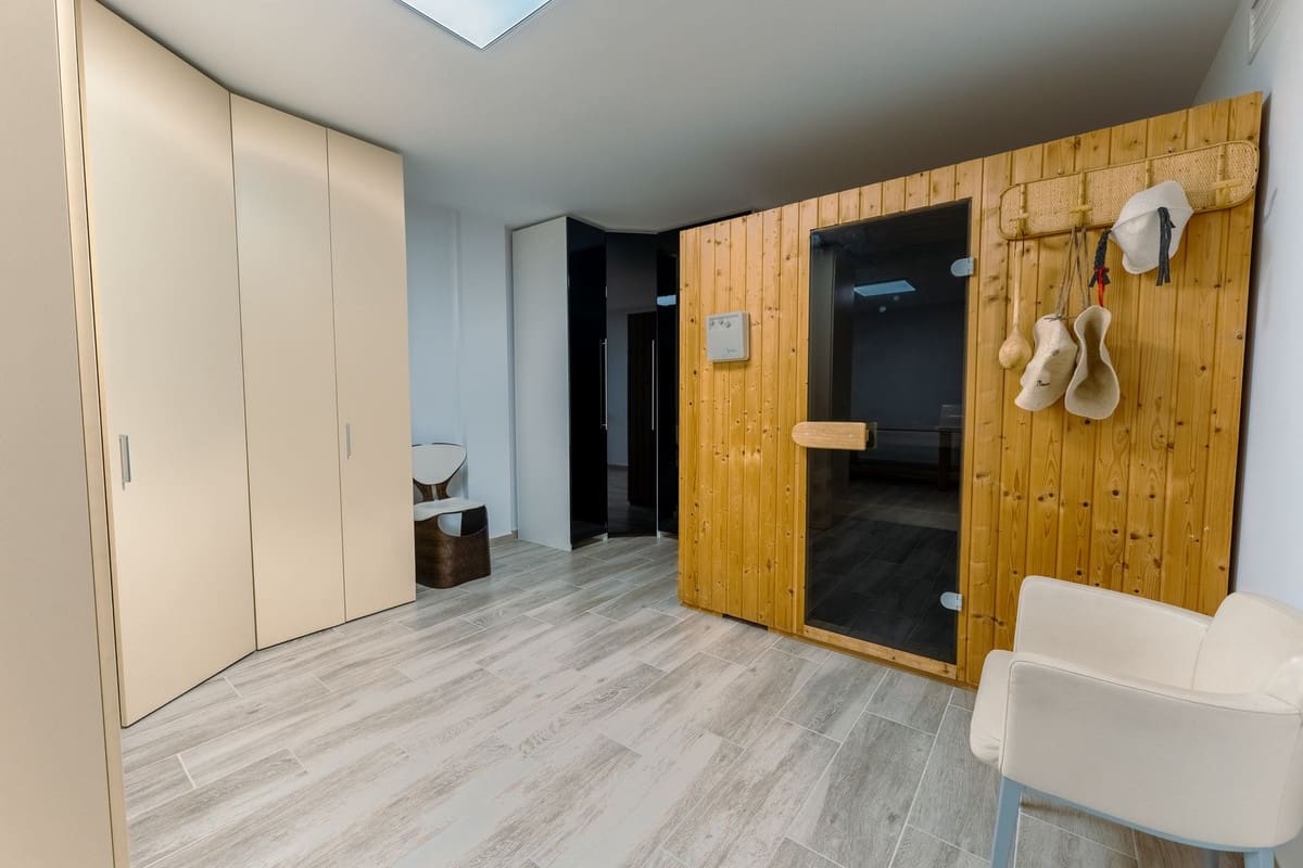 Chalet de 5 habitaciones en Guadalmina en venta con piscina garaje - 1.449.000 € (Ref: 9825832)