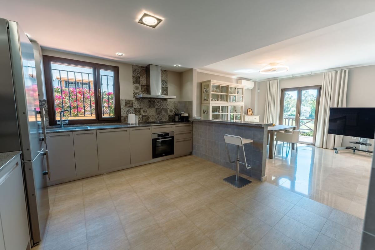 Chalet de 5 habitaciones en Guadalmina en venta con piscina garaje - 1.449.000 € (Ref: 9825832)