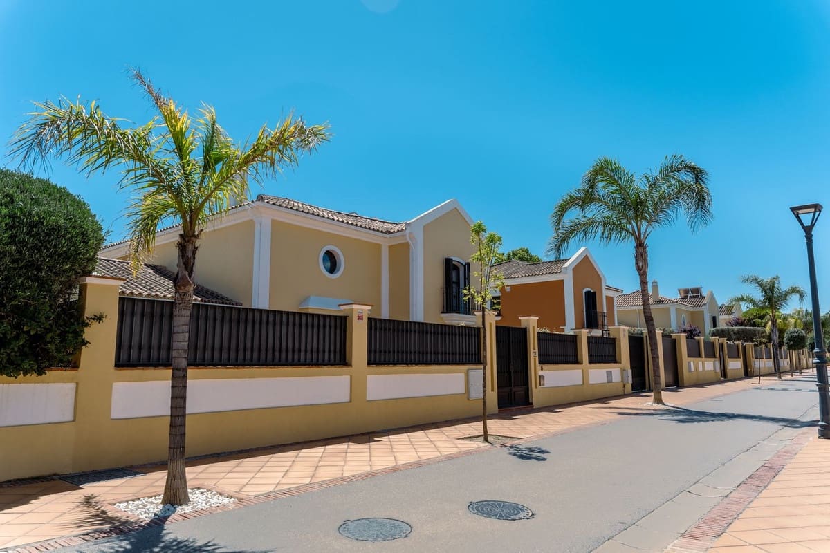 Chalet de 5 habitaciones en Guadalmina en venta con piscina garaje - 1.449.000 € (Ref: 9825832)