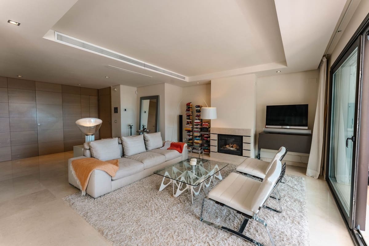 2 bedroom Apartment for sale in La Quinta with garage - € 875,000 (Ref: 9827703)