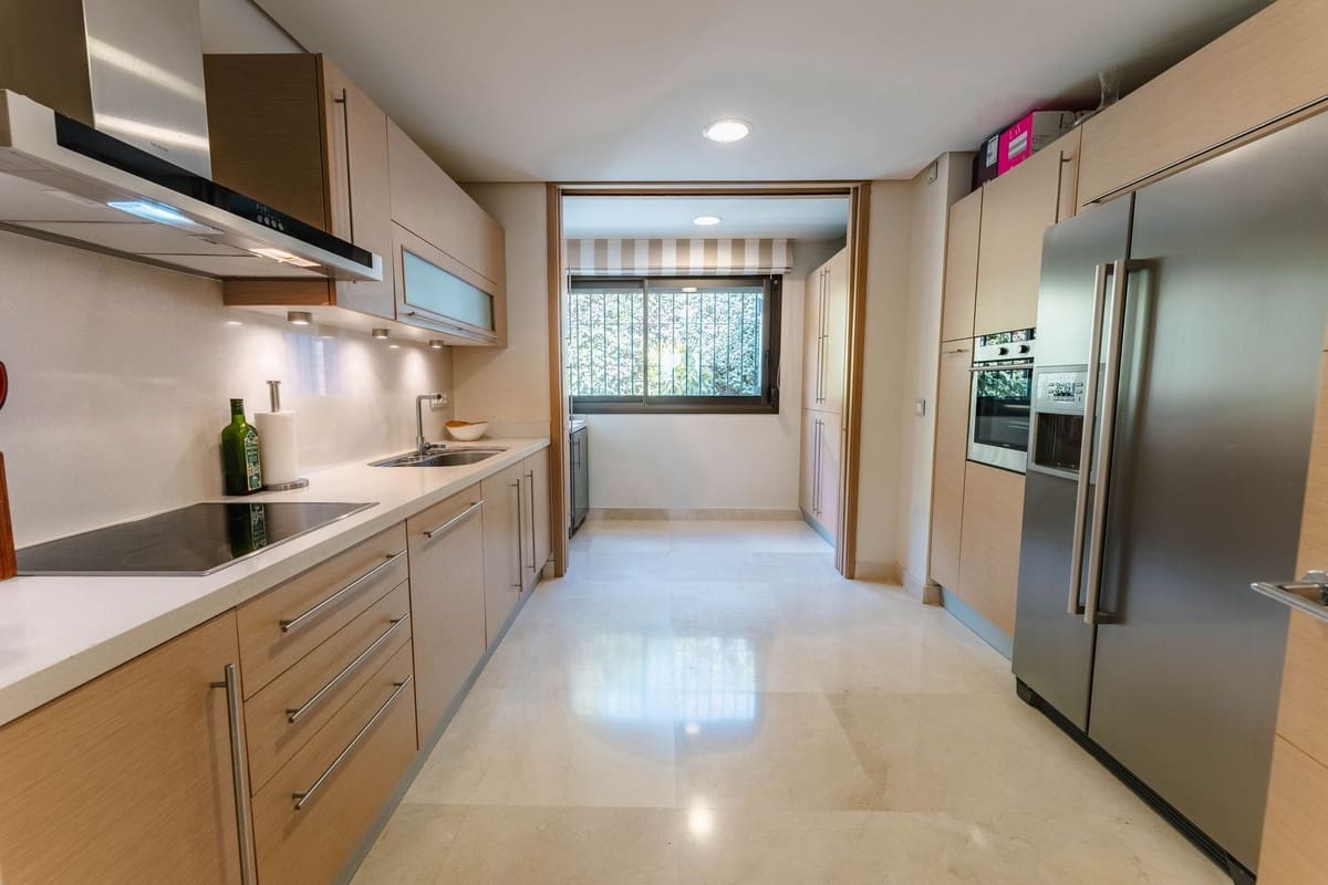 2 bedroom Apartment for sale in La Quinta with garage - € 875,000 (Ref: 9827703)