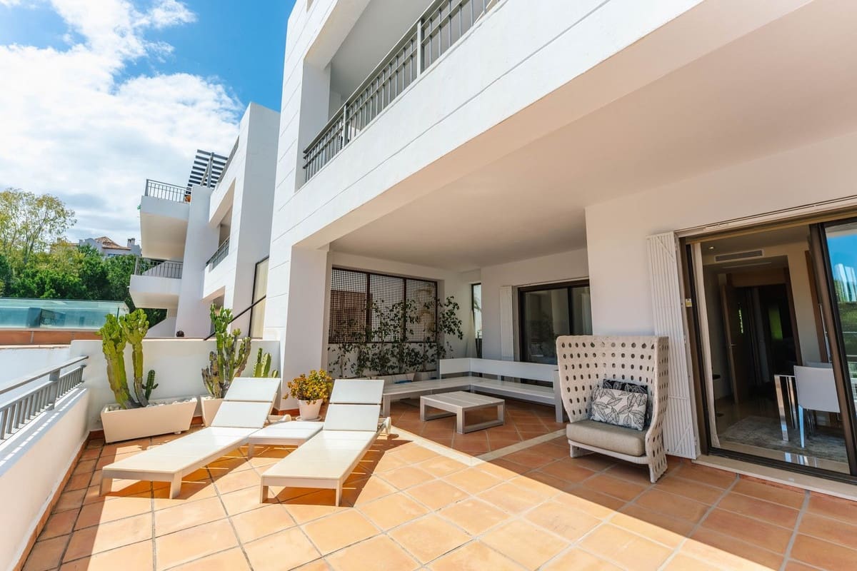 2 bedroom Apartment for sale in La Quinta with garage - € 875,000 (Ref: 9827703)