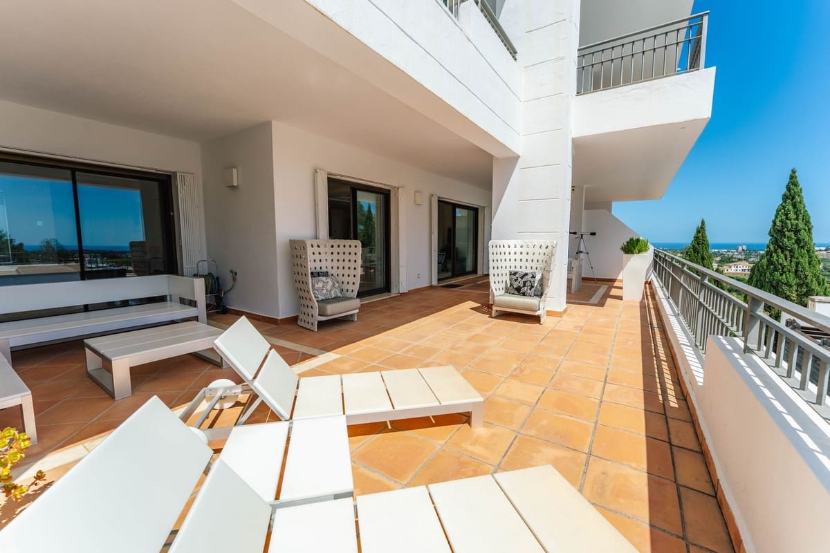 2 bedroom Apartment for sale in La Quinta with garage - € 875,000 (Ref: 9827703)