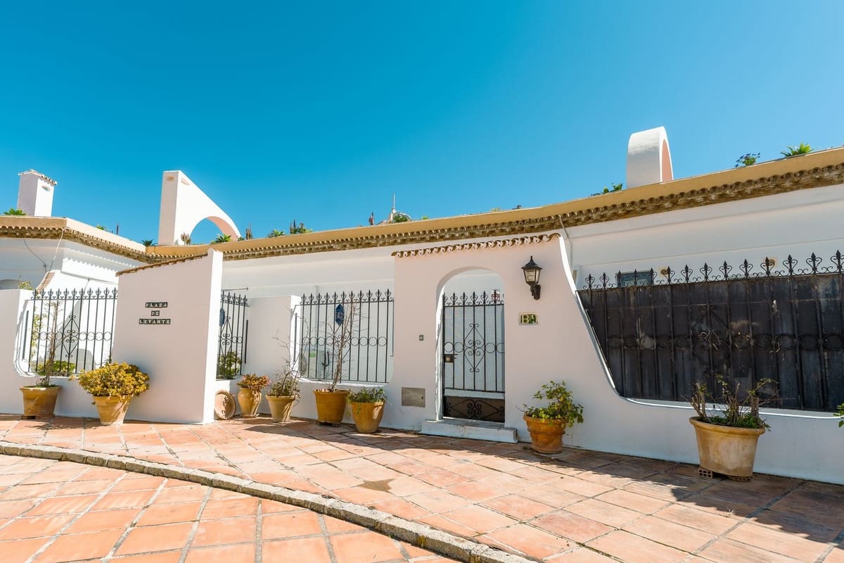 4 bedroom Townhouse for rent in Cabopino with pool garage - € 3,500 (Ref: 9867268)