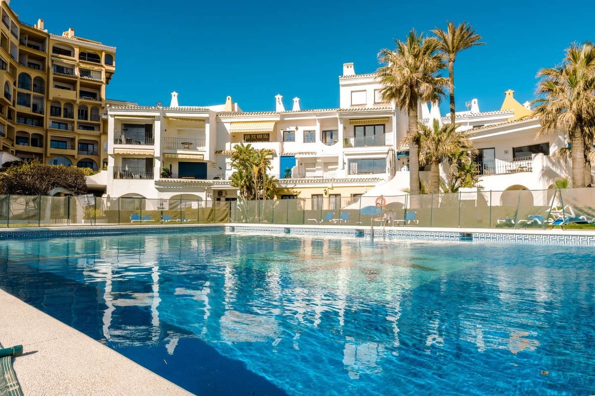 4 bedroom Townhouse for rent in Cabopino with pool garage - € 3,500 (Ref: 9867268)