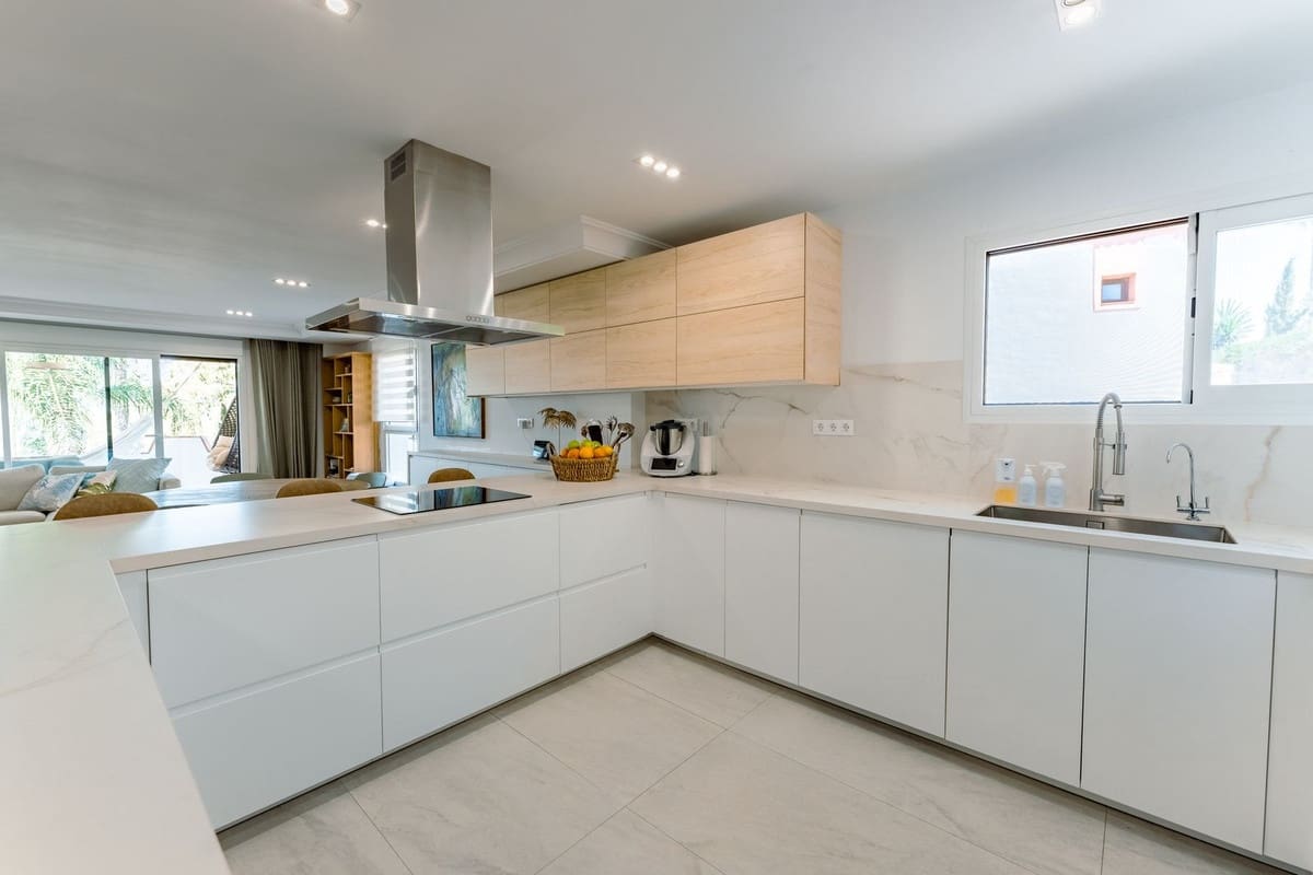 4 Zimmer Villa zu verkaufen in New Golden Mile mit Garage - 950.000 € (Ref: 9908988)