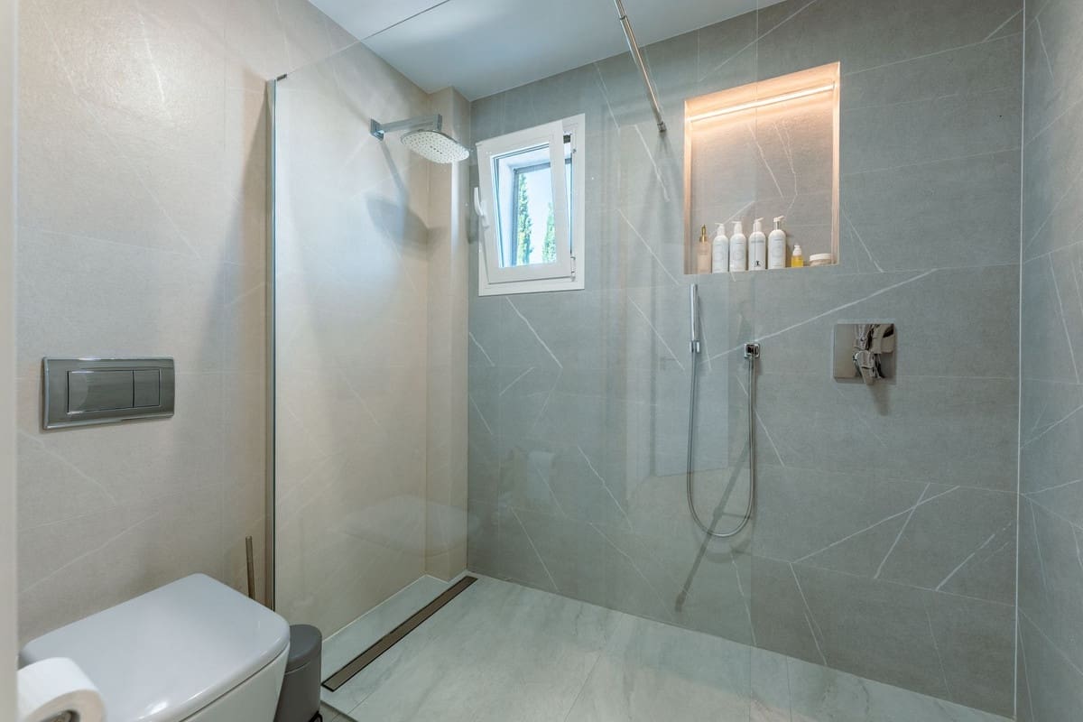 4 Zimmer Villa zu verkaufen in New Golden Mile mit Garage - 950.000 € (Ref: 9908988)