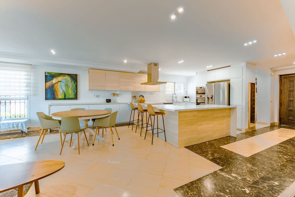 4 Zimmer Villa zu verkaufen in New Golden Mile mit Garage - 950.000 € (Ref: 9908988)