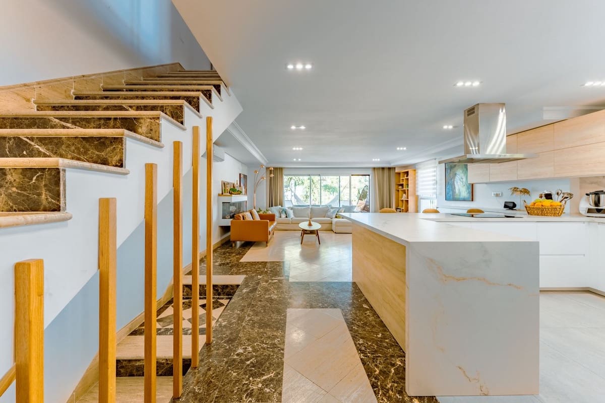 4 Zimmer Villa zu verkaufen in New Golden Mile mit Garage - 950.000 € (Ref: 9908988)