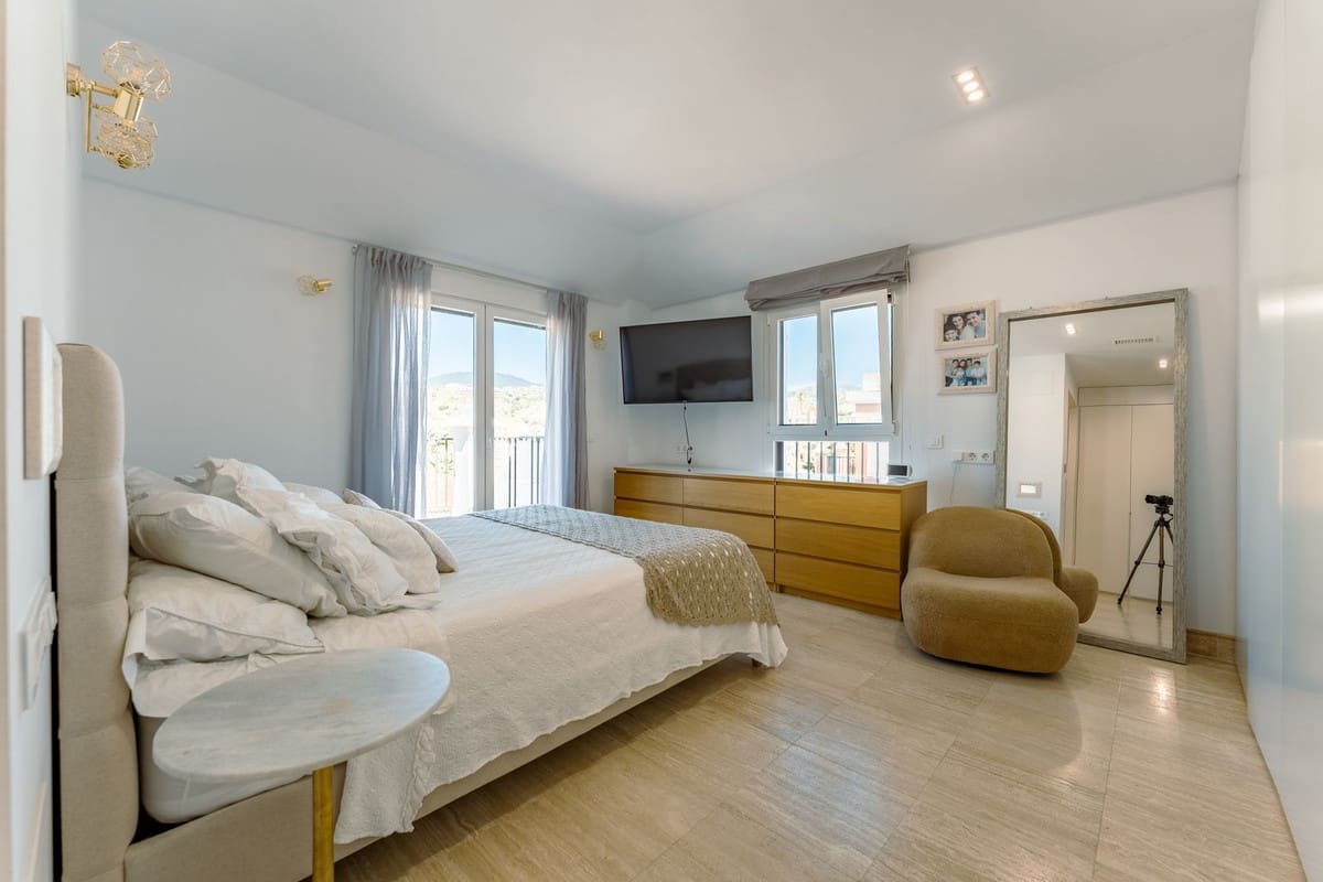 4 Zimmer Villa zu verkaufen in New Golden Mile mit Garage - 950.000 € (Ref: 9908988)