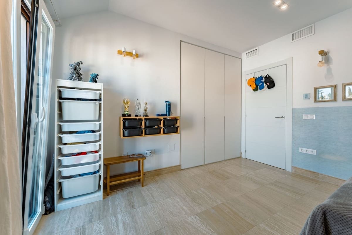 4 Zimmer Villa zu verkaufen in New Golden Mile mit Garage - 950.000 € (Ref: 9908988)