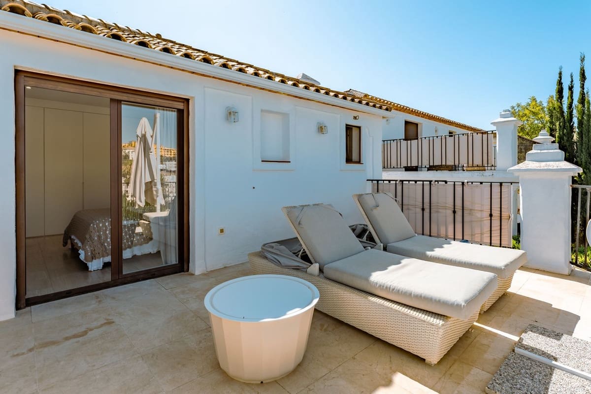 4 Zimmer Villa zu verkaufen in New Golden Mile mit Garage - 950.000 € (Ref: 9908988)