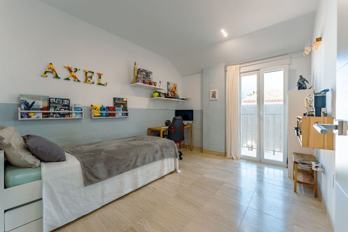 4 Zimmer Villa zu verkaufen in New Golden Mile mit Garage - 950.000 € (Ref: 9908988)