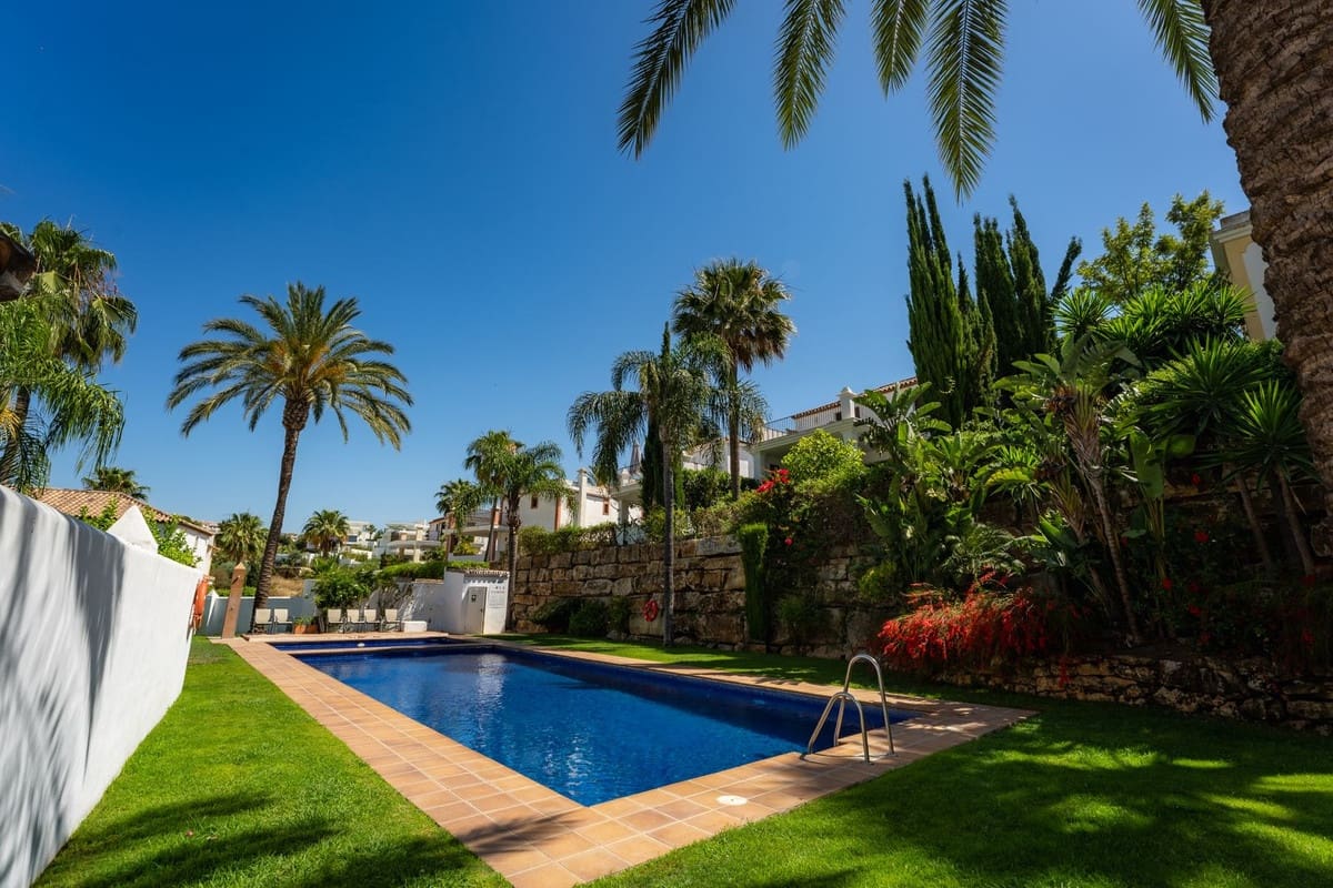 4 Zimmer Villa zu verkaufen in New Golden Mile mit Garage - 950.000 € (Ref: 9908988)