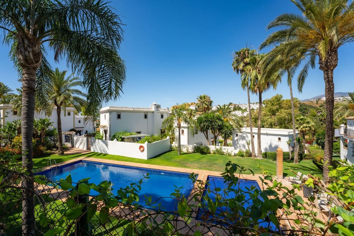 4 Zimmer Villa zu verkaufen in New Golden Mile mit Garage - 950.000 € (Ref: 9908988)