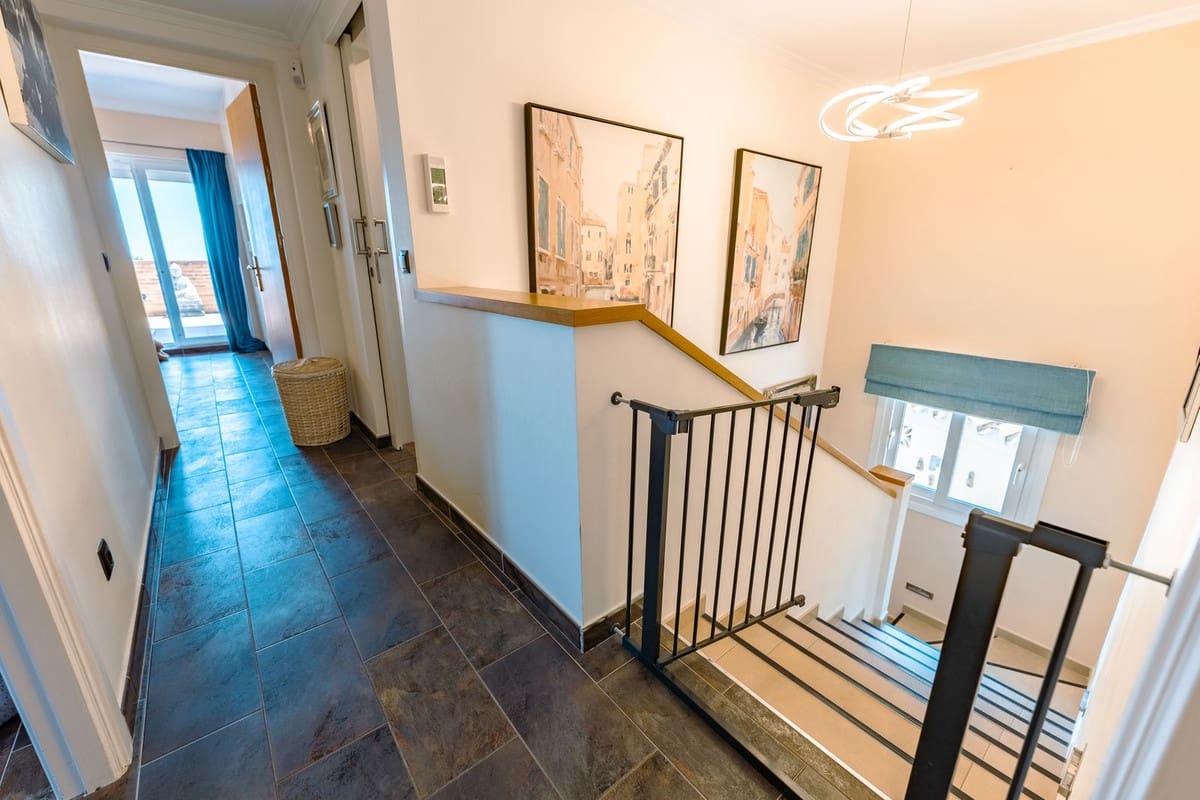 4 slaapkamer Villa te koop in El Padron met zwembad garage - € 1.550.000 (Ref: 9909930)