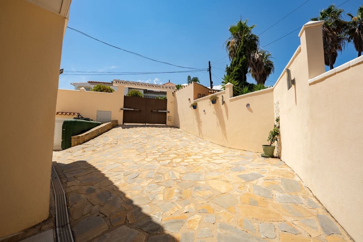 4 slaapkamer Villa te koop in El Padron met zwembad garage - € 1.550.000 (Ref: 9909930)