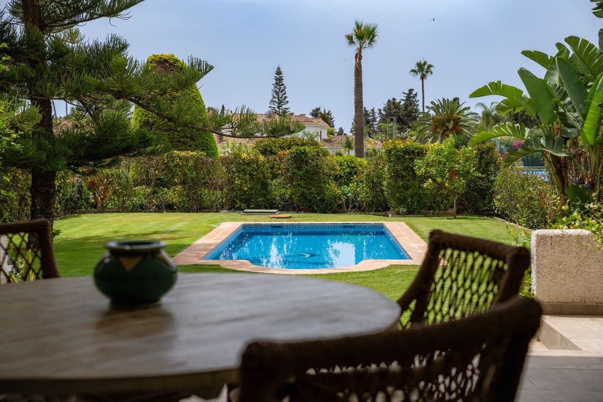 7 bedroom Villa for holiday rental in Guadalmina - € 7,500 (Ref: 9924884)