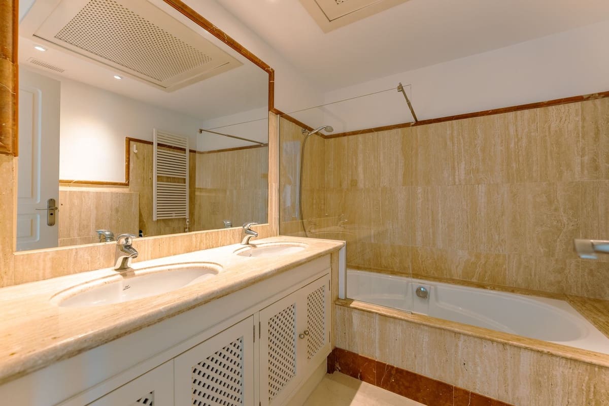 3 bedroom Townhouse for sale in Benahavis - € 895,000 (Ref: 9932525)
