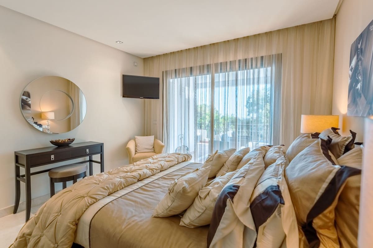 2 bedroom Apartment for sale in La Quinta with garage - € 895,000 (Ref: 9941491)