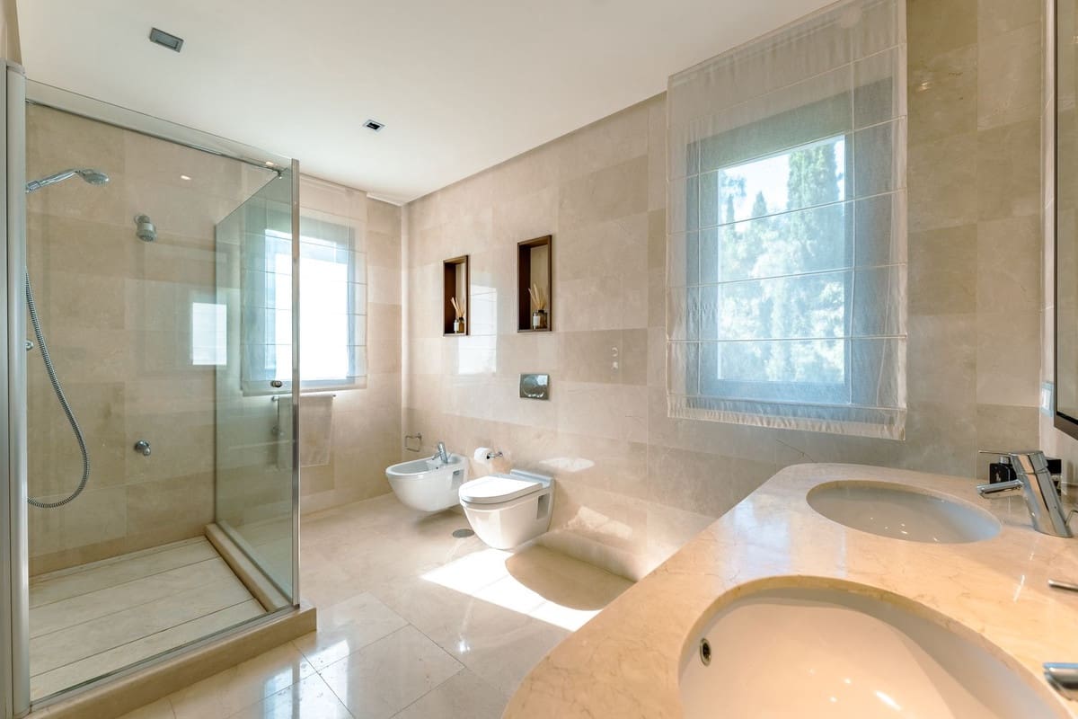 2 bedroom Apartment for sale in La Quinta with garage - € 895,000 (Ref: 9941491)