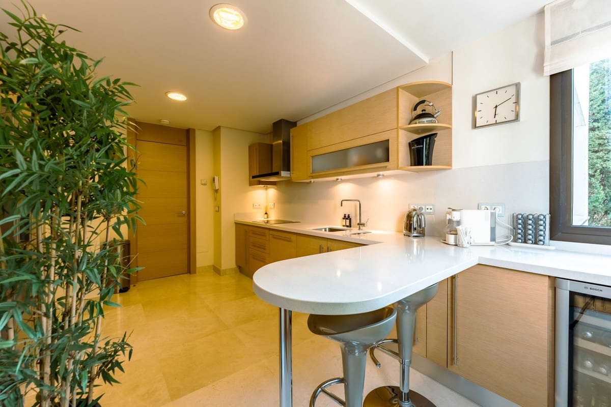 2 bedroom Apartment for sale in La Quinta with garage - € 895,000 (Ref: 9941491)