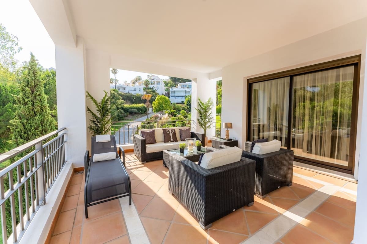 2 bedroom Apartment for sale in La Quinta with garage - € 895,000 (Ref: 9941491)