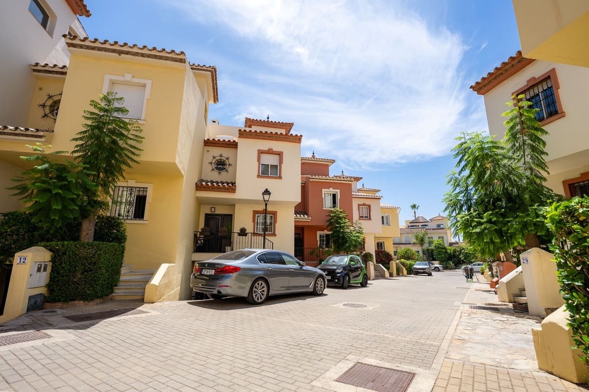 4 bedroom Townhouse for sale in New Golden Mile - € 949,000 (Ref: 9950409)