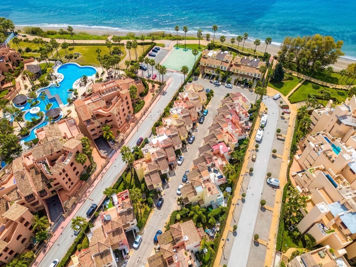 4 bedroom Townhouse for sale in New Golden Mile - € 949,000 (Ref: 9950409)