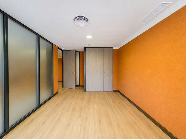 3 makuuhuone Toimisto vuokrattavana paikassa Nueva Andalucia, Marbella mukana 
autotalli - 2 400 € (Ref: 9950785)