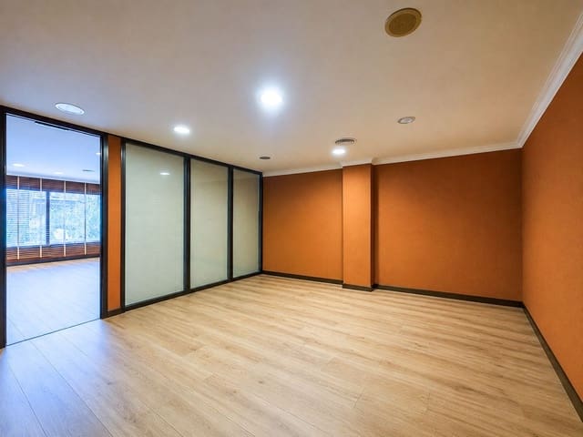 3 makuuhuone Toimisto vuokrattavana paikassa Nueva Andalucia, Marbella mukana 
autotalli - 2 400 € (Ref: 9950785)