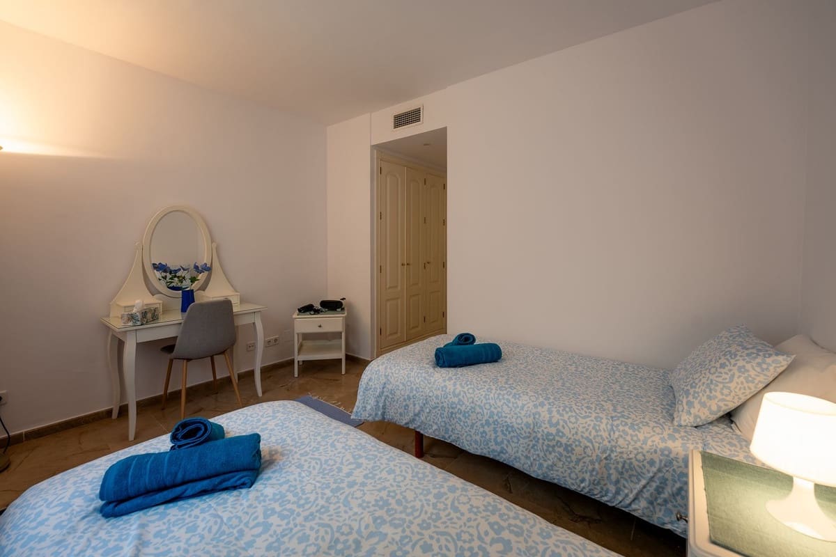 2 soverom Leilighet til leie i Nueva Andalucia med svømmebasseng garasje - € 2 500 (Ref: 9981595)