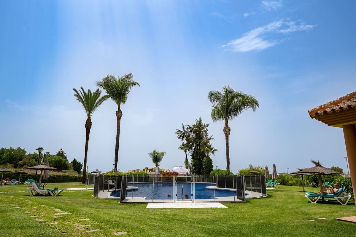 2 soverom Leilighet til leie i Nueva Andalucia med svømmebasseng garasje - € 2 500 (Ref: 9981595)