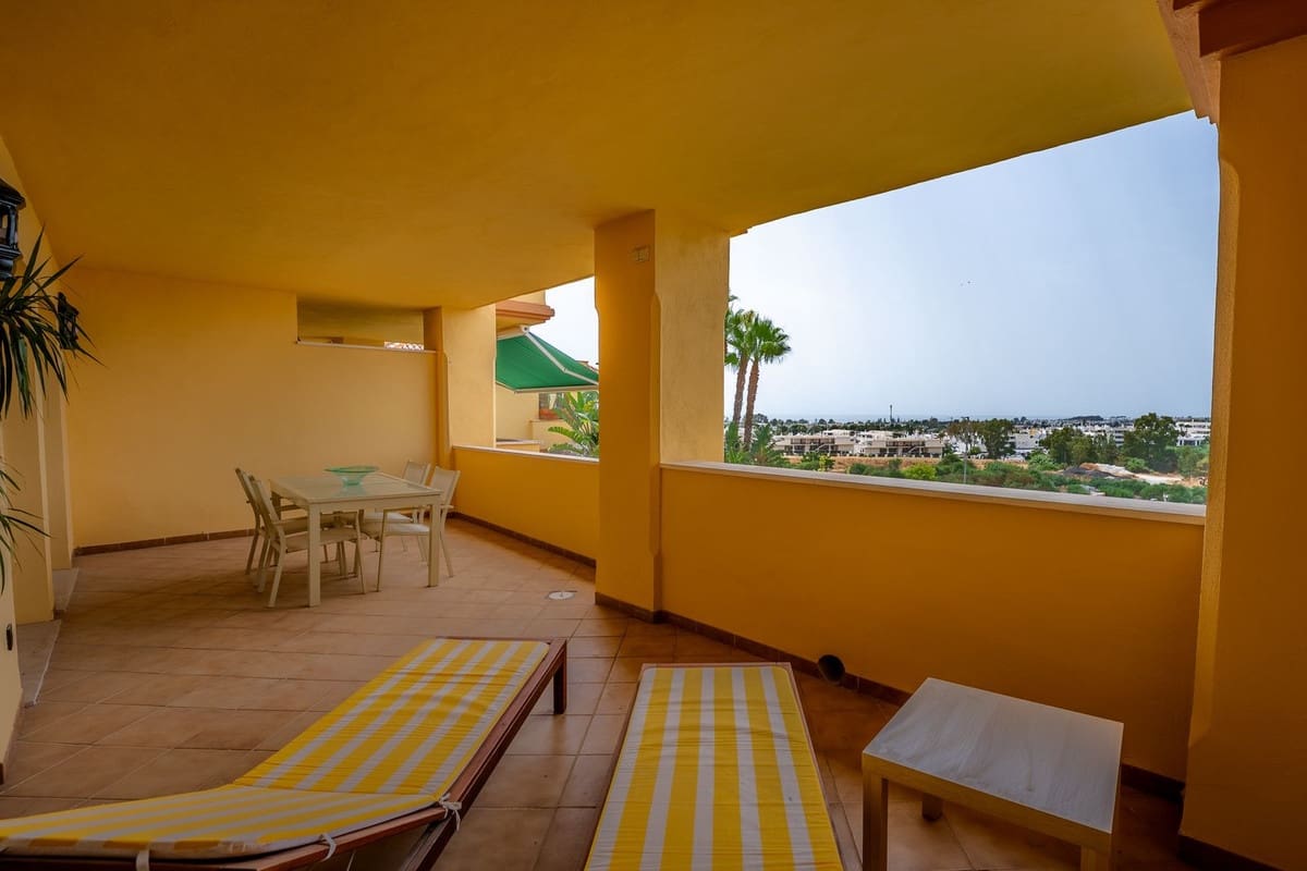 2 soverom Leilighet til leie i Nueva Andalucia med svømmebasseng garasje - € 2 500 (Ref: 9981595)