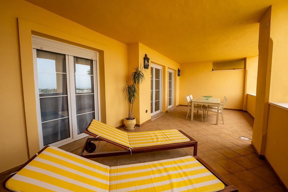 2 soverom Leilighet til leie i Nueva Andalucia med svømmebasseng garasje - € 2 500 (Ref: 9981595)