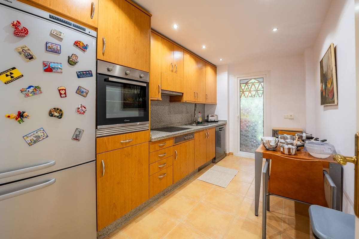 2 soverom Leilighet til leie i Nueva Andalucia med svømmebasseng garasje - € 2 500 (Ref: 9981595)