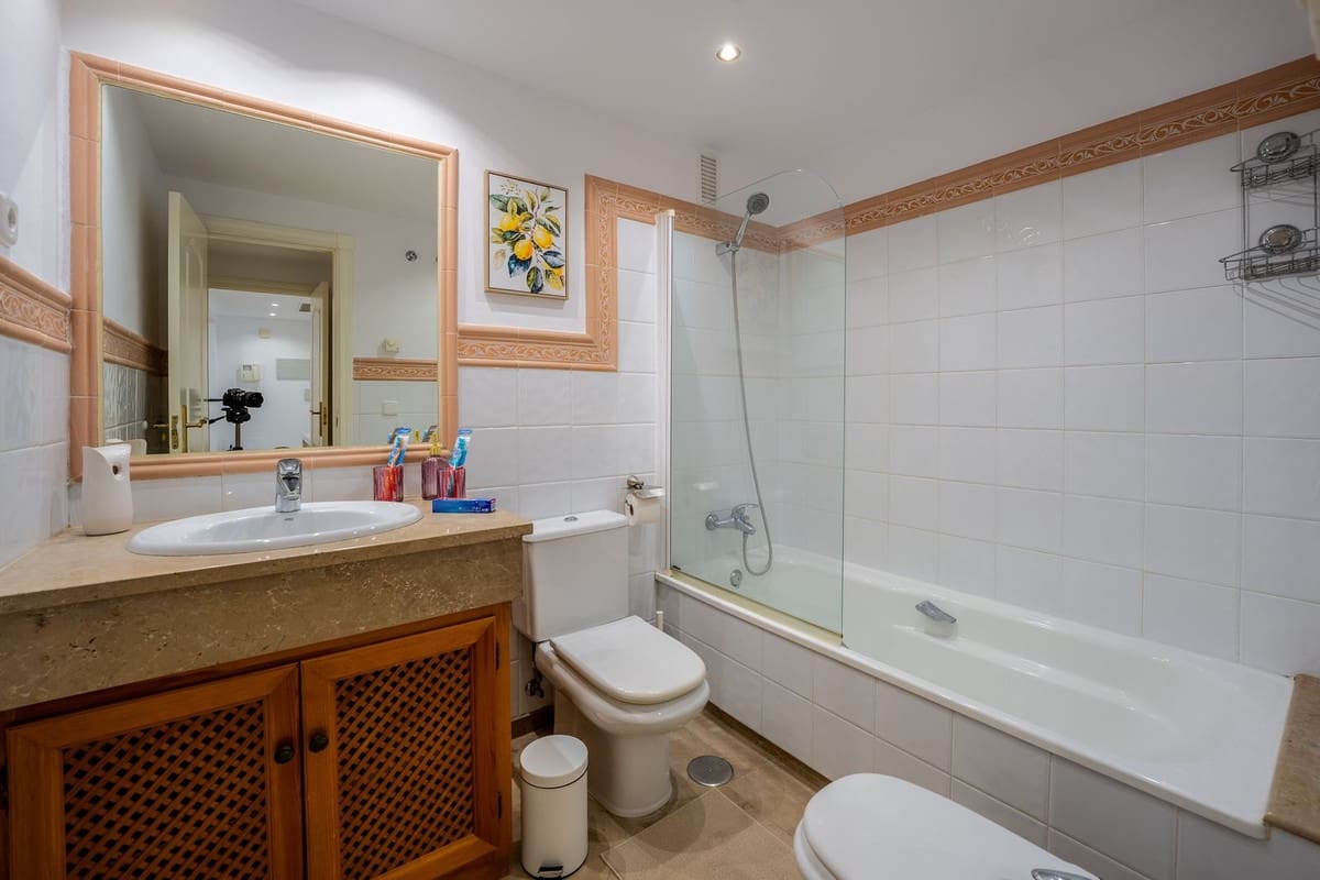 2 soverom Leilighet til leie i Nueva Andalucia med svømmebasseng garasje - € 2 500 (Ref: 9981595)